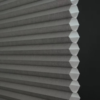 Stores alvéolaires Persilux modernes et écologiques en polyester intégré, filtrant la lumière et offrant une protection UV