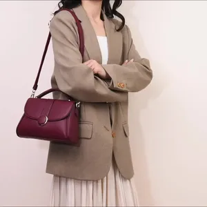 Sac à bandoulière professionnel pour femme en cuir PU avec rabat, sangle amovible et poignée supérieure, fourre-tout résistant à l'eau pour le travail et les voyages - Product Image 2