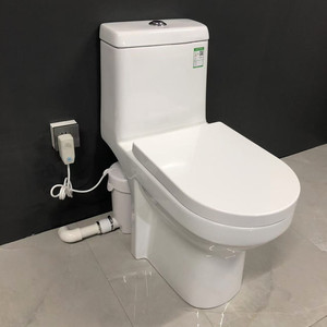 <span class=keywords><strong>WC</strong></span> monobloc moderne à poser au sol, sans limite <span class=keywords><strong>de</strong></span> pression d'eau, <span class=keywords><strong>avec</strong></span> cuvette allongée et <span class=keywords><strong>pompe</strong></span> <span class=keywords><strong>de</strong></span> <span class=keywords><strong>relevage</strong></span> des eaux usées - Product Image 1