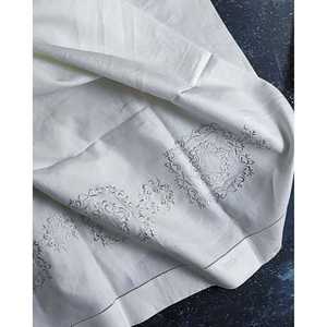 Ensemble de trois chemins de table en lin gris brodés, motif rayé, design élégant, rustique et luxueux pour les dîners, les fêtes, les mariages, tissu en gaze - Product Image 6