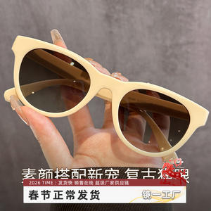 Lunettes de soleil polarisées rétro à monture blanche pour femmes 19496 Protection UV400 Pare-soleil haute définition - Product Image 3