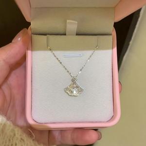 Collar con Colgante de Rubí Ovalado en Forma de Huevo de Paloma, Plata de Ley S925, con Diseño de Lujo en Platino, Estilo Niche Light Touch - Product Image 3