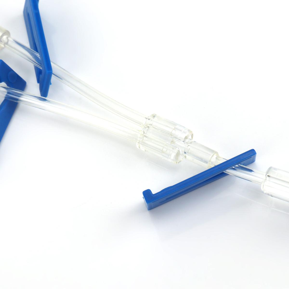 Tubo de extensión unidireccional de múltiples canales con conector de infusión sin aguja de presión negativa