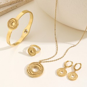 Ensemble élégant de boucles d'oreilles et collier en acier inoxydable plaqué or en forme de pain pour femme - <span class=keywords><strong>Série</strong></span> de bijoux tendance - Product Image 6