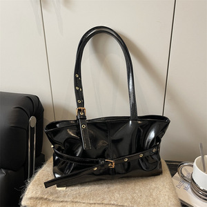 Sac à main noir pour moto au design coréen de niche, grand sac fourre-tout vintage pour trajets quotidiens, sac à bandoulière unique pour femme - Product Image 4