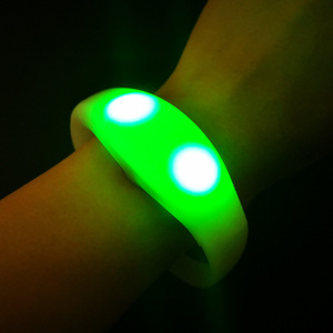 Nhà Máy Sản Xuất Buổi Hòa Nhạc Âm Thanh Kích Hoạt Vòng Đeo Tay 15 Màu Sắc Nhấp Nháy Silicon LED Ánh Sáng Dây Đeo Cổ Tay Vòng Đeo Tay Cho Đảng - Product Image 6