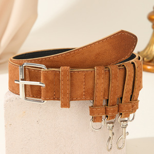 Nouvelle ceinture en suède avec anneaux multi-métalliques et fermoirs mousquetons, ceinture utilitaire streetwear personnalisée en faux suède marron clair pour jeans et robes - Product Image 1