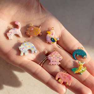 Pendentifs animaux colorés nordiques en vogue : chats, sangliers roses, élan, cerfs, ours, poussins, yaks – breloques aux couleurs inaltérables - Product Image 4