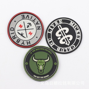 Patchs en PVC souple 3D personnalisés en forme de logo, badges en plastique avec dos adhésif - Product Image 4