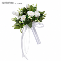 Kunstmatige rozen bruidsboeket met zijden lint, frisse groene bladeren, meerkleurige rozen, huwelijksceremonie, handbloem