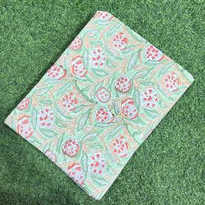 Tela de Algodón Estampada a Mano con Motivo Floral de Enredadera en Verde Menta y Coral, Estampado Floral Botánico en Verde Menta y Melocotón-Coral - Product Image 5