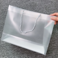 Sacs de shopping en PP transparent givré de haute qualité avec poignée longue pour l'emballage de vêtements et de cadeaux