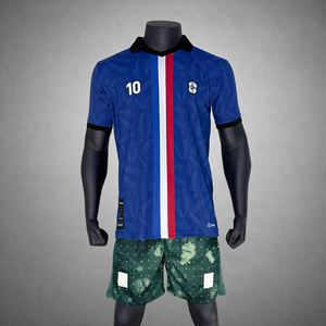 Maillot de football officiel de l'équipe nationale de France, doté d'un tissu léger et à séchage rapide, pour les matchs et l'entraînement - Product Image 1