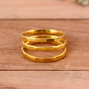 Anillo Apilable Delgado y Elegante de Plata con Baño de Oro de 14K, Diseño Martillado, Ideal para Regalo de Boda - Product Image 5