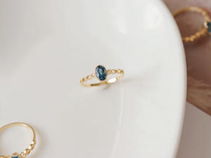 Anello da Donna di Lusso Leggero in Tungsteno Placcato Oro 18K con Topazio Blu Imitazione di Alta Qualità Stile Retrò Traforato Londinese - Product Image 6