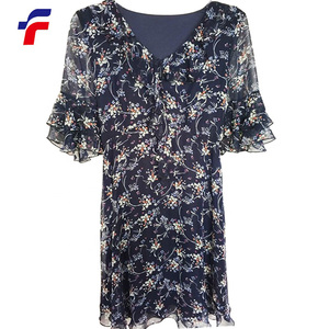 Elegante <span class=keywords><strong>Top</strong></span> Blu Navy con Stampa Floreale, Scollo a V, Volant a Doppio Strato e Maniche con Ruches, Simile a una Camicetta in Seta - Product Image 1