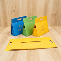 Luxuriöse Dreieckige Faltbare Geschenkbox Matt Laminiert Schaumstoffeinlage Integrierter Griff Stabile Papiertüte für Geschäftsgeschenkverpackungen
