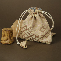 Pochette cadeau rétro en jacquard écaille de poisson avec cordon de serrage, sac de rangement pour bijoux en tissu à double doublure, sac d'emballage pour bracelets et colliers