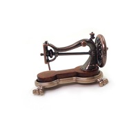 Maison de poupée miniature avec machine à coudre vintage nostalgique à manivelle, modèle jouet en plastique, ornements de scène miniature DIY