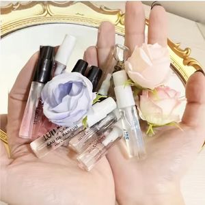 ชุดน้ำหอมขนาดพกพา กล่องของขวัญขายส่ง กลิ่นหอมแบบพกพา รับผลิตแบบ OEM/ODM ปรับแต่งฉลากส่วนตัว บรรจุภัณฑ์พร้อมสำหรับขายจำนวนมาก - Product Image 4