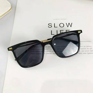 Lunettes de soleil carrées Qianai pour femmes avec rivets à points, protection UV400, type 3 verres, monture noire, verres en acrylique - Product Image 4