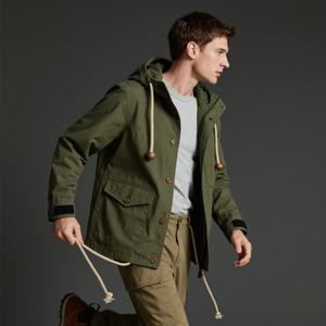 เสื้อแจ็คเก็ตกันลมผู้ชายสีเขียวแบบมีฮู้ด ปี 2025 ขายส่ง คอตั้ง ใส่ได้ทุกสภาพอากาศ ปรับได้ กระดุมสีเข้ม พร้อมกระเป๋าอเนกประสงค์ - Product Image 4