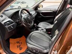 SUV <span class=keywords><strong>BMW</strong></span> <span class=keywords><strong>X1</strong></span> <span class=keywords><strong>XDrive</strong></span> 28i 2017 Usado Caja de Cambios Automática Asientos de Cuero Tamaño de Llanta R19 Interior Oscuro Capacidad del Motor 4L Tracción AWD - Product Image 6