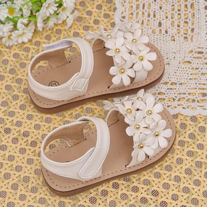 2024 estate sandali <span class=keywords><strong>eleganti</strong></span> da ragazza in stile principessa soletta morbida in PVC alla moda floreale con gelatina dolce <span class=keywords><strong>scarpe</strong></span> da spiaggia per ragazze - Product Image 3