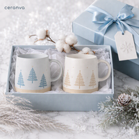 Collection Hiver Noël : Tasse en Céramique Gaufrée Arbre de Noël, Vente en Gros OEM ODM, Base Effet Bois, Compatible Micro-ondes, Cadeau de Fêtes, Tasse à Café