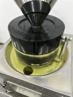 Moulin à thé matcha professionnel, moteur à engrenages, corps en basalte noir, construction en acier inoxydable, conception durable, économie d'énergie pour