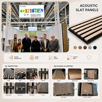 Panneau mural acoustique en lattes de chêne emballé en usine avec un support en feutre PET noir pour l'absorption acoustique intérieure
