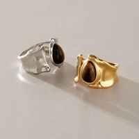 Bague ouverte imposante en acier inoxydable plaqué or 18 carats avec pierre œil de tigre marron