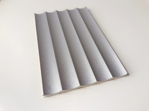 Panneaux muraux pelables et collants à grain de <span class=keywords><strong>bois</strong></span> PVC WPC mur cannelé pour la décoration intérieure extérieure matière plastique étanche - Product Image 4