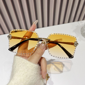 แว่นกันแดดผู้หญิง UV400 กรอบโลหะ ประดับเพชรทรงสี่เหลี่ยม เลนส์ PC  แบบปรับแต่งได้ - Product Image 3