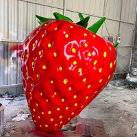 Sculpture géante de fraise en fibre de verre de haute qualité, grande statue de fruit pour parc d'attractions et événement commercial