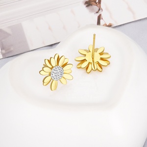RFJEWEL Etsy Hot 2022 <span class=keywords><strong>orecchini</strong></span> a forma di margherita in acciaio inossidabile 316L placcato oro 24 carati di alta qualità <span class=keywords><strong>con</strong></span> cristalli per le donne - Product Image 3