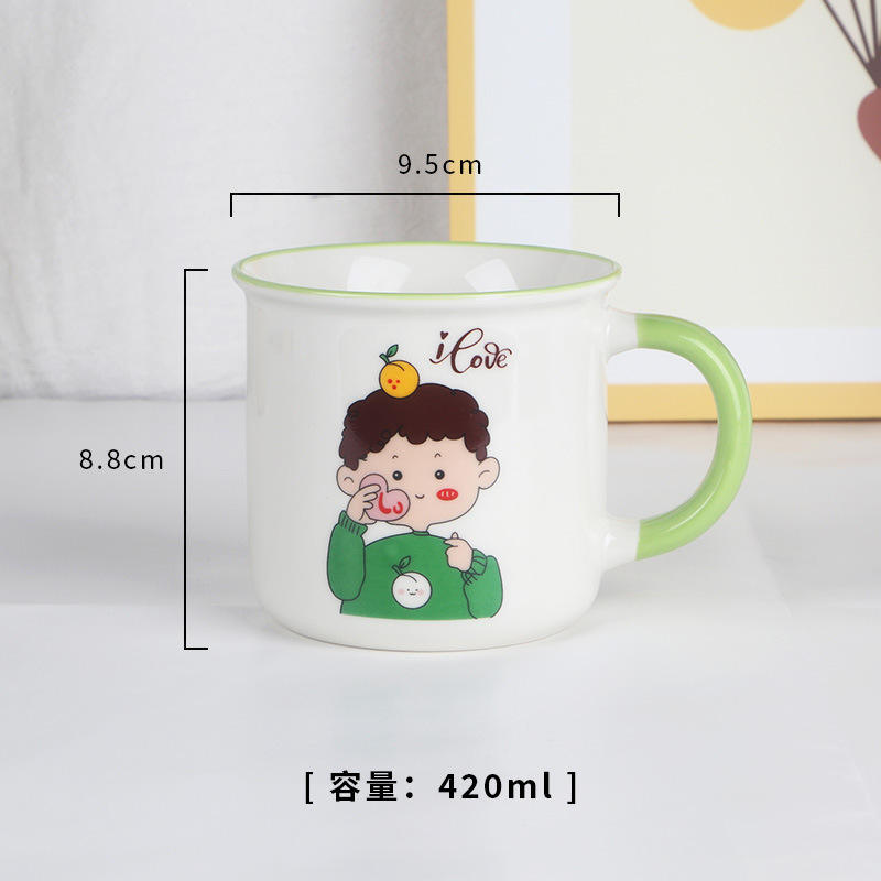 Un garçon aux cheveux bruns avec une poignée vert clair