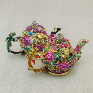 Figurine en métal émaillé de style vintage Yiwu Fashion sur boîte à bibelots en forme de théière, à charnières, peinte à la main, ornée de cristaux - Product Image 5