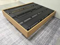 Cadre de lit d'hôtel de luxe cinq étoiles en acier de 17 pouces avec finition couleur bois, plateforme métallique avec système de maintien de matelas encastré, tailles Queen/King