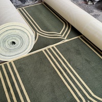 Rouleau de tapis de prière musulman épais de haute qualité touffeté et pile coupée pour un usage domestique pour mosquée et usine d'hôtel mur mural en gros
