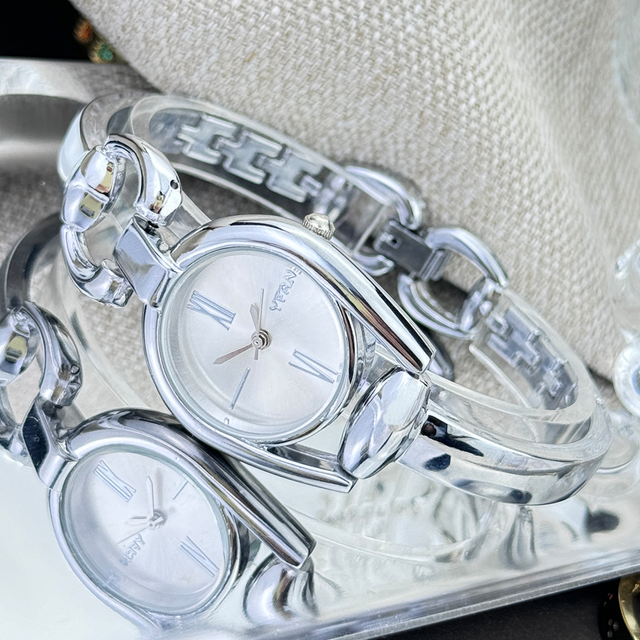 LP70 New Trending Luxury Retro Button Ladies Alloy Charm Bracelet Watch Quartz Movement Minimalist Casual Fashion Small Watch