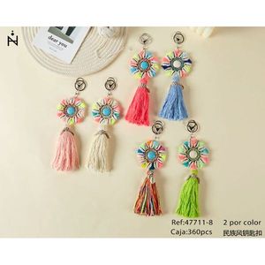 Portachiavi in stile etnico con nappa e ciondolo floreale multicolore per borsa o accessorio per capelli - Product Image 1