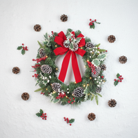 24 Zoll PVC Traditioneller DIY Künstlicher Weihnachtskranz für Außentür Feiertagsdekoration Rote Schleife Beeren Tannenzapfen Wanddekoration