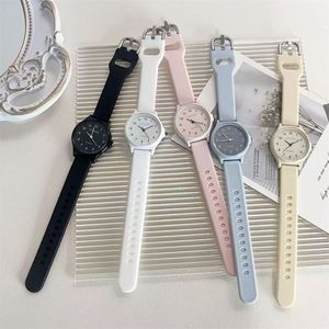Este reloj está diseñado para hombres y mujeres, especialmente para estudiantes de secundaria, y presenta un diseño sencillo y cremoso, adecuado para todos. - Product Image 5