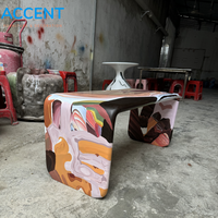 Banc en FRP peint à la main, tabouret d'appoint en fibre de verre en forme de U, table d'appoint artistique pour café, galerie d'art, design personnalisé disponible