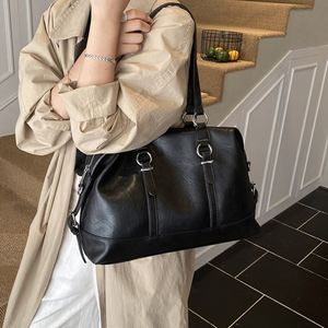 Sac fourre-tout classique en cuir PU avec boucle, grande capacité, pour femme, sac à bandoulière professionnel, vente en gros d'usine - Product Image 4