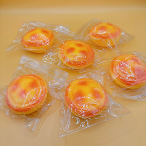 Jouet anti-stress amusant et original en PU souple en forme de tarte aux œufs, idéal pour les stands de rue et la vente en gros - Product Image 3