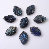Pendentif en cristal fait main en labradorite bleue naturelle avec sculpture de renard à neuf queues pour la fabrication de bijoux