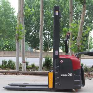 Xe nâng điện đứng lái 2 tấn giá xuất xưởng, có tay vịn bên, chiều cao nâng 3 mét, đang bán - Product Image 1