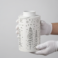 Dernières décorations de Noël pour la maison : lanterne à bougie votive en métal blanc avec motif de sapin découpé